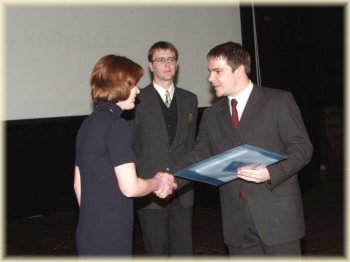 Ministr Karel B�ezina p�ed�v� ceny v sout�i Biblioweb na konferenci ISSS 2001