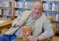 Bohuslav Matyáš v knihovně