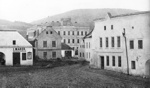 N�m�st� M�ru s pr�hledem na budovu �koly / knihovny. Foto SOkA Zl�n