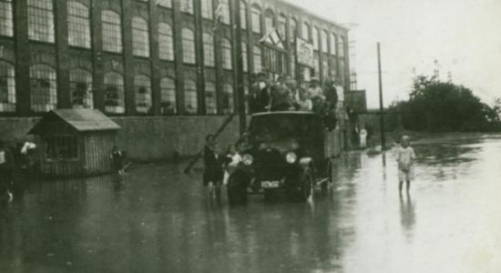 SOkA Zlín, FAZ 6296, rok 1926 – Pohled na zatopené prostranství před původní 16. budovou továrního areálu Baťa při povodní v létě 1926.