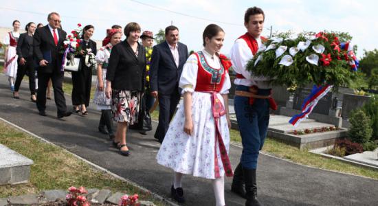 Lidé na hřbitově na Mladcové uctili památku folkloristy, jazykovědce a etnografa Františka Bartoše