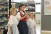 Vernisáž výstavy v knihovně zpestřily vystoupením dívky z Dětského Bartošova souboru
